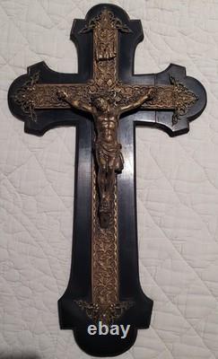 Ancien Grand Crucifix Mural Bois Noirci et Bronze / Laiton Style Napoléon III