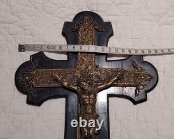 Ancien Grand Crucifix Mural Bois Noirci et Bronze / Laiton Style Napoléon III