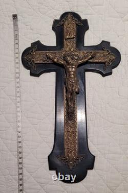Ancien Grand Crucifix Mural Bois Noirci et Bronze / Laiton Style Napoléon III