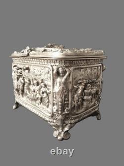 Ancien coffret à bijoux bronze argenté à décor de scènes buccoliques en relief