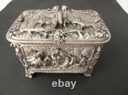 Ancien coffret à bijoux bronze argenté à décor de scènes buccoliques en relief