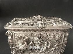 Ancien coffret à bijoux bronze argenté à décor de scènes buccoliques en relief