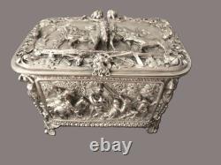 Ancien coffret à bijoux bronze argenté à décor de scènes buccoliques en relief