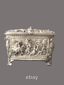 Ancien coffret à bijoux bronze argenté à décor de scènes buccoliques en relief