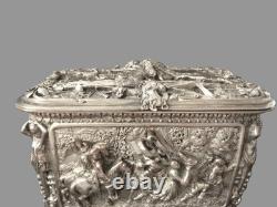 Ancien coffret à bijoux bronze argenté à décor de scènes buccoliques en relief