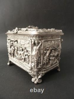 Ancien coffret à bijoux bronze argenté à décor de scènes buccoliques en relief