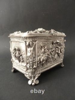 Ancien coffret à bijoux bronze argenté à décor de scènes buccoliques en relief