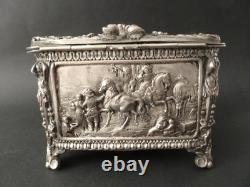 Ancien coffret à bijoux bronze argenté à décor de scènes buccoliques en relief