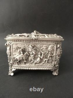 Ancien coffret à bijoux bronze argenté à décor de scènes buccoliques en relief