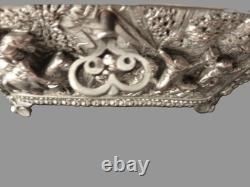 Ancien coffret à bijoux bronze argenté à décor de scènes buccoliques en relief