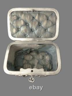 Ancien coffret à bijoux bronze argenté à décor de scènes buccoliques en relief