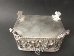Ancien coffret à bijoux bronze argenté à décor de scènes buccoliques en relief