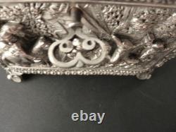 Ancien coffret à bijoux bronze argenté à décor de scènes buccoliques en relief
