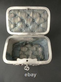 Ancien coffret à bijoux bronze argenté à décor de scènes buccoliques en relief