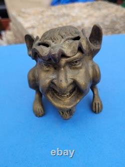 Ancien encrier ancien en bronze doré sur socle à tête de monstre grotesque
