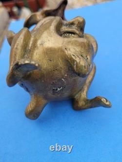 Ancien encrier ancien en bronze doré sur socle à tête de monstre grotesque