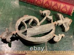 Ancien numéro de rue XIXéme (pour portail) en bronze décoré 6