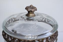 Ancien pot couvert ou bonbonnière en verre taillé monture bronze angelots Puttis