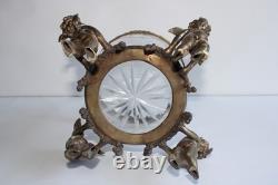 Ancien pot couvert ou bonbonnière en verre taillé monture bronze angelots Puttis