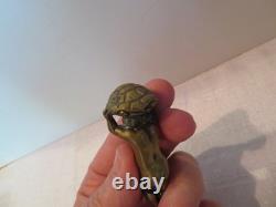 Ancien sceau ou cachet en bronze putti portant une tortue XIX monogramme CE