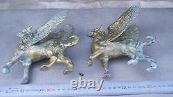 Ancienne originale paire de sculptures en bronze XIX ème formant deux griffons