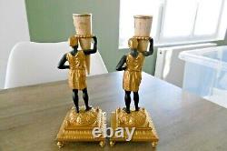 Ancienne paire de bougeoirs en bronze doré nubiens porteurs Napoléon III