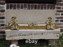 Barre de cheminée XIX EME en bronze. Long 90 cm. Long déployée 116 cm. Haut 21 cm