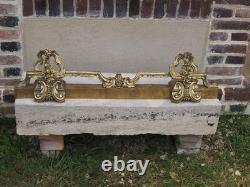 Barre de cheminée XIX EME en bronze. Long 90 cm. Long déployée 116 cm. Haut 21 cm