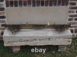 Barre de cheminée XIX EME en bronze. Long 90 cm. Long déployée 116 cm. Haut 21 cm