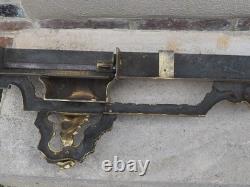 Barre de cheminée XIX EME en bronze. Long 90 cm. Long déployée 116 cm. Haut 21 cm