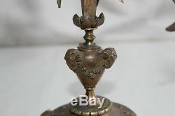 Belle paire de bougeoirs d'autel 19 ème en bronze doré, fleurs, têtes de bélier