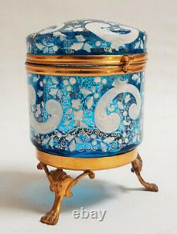 Boîte à bijoux en verre bleu émaillé blanc et or, monture bronze. Napoléon III