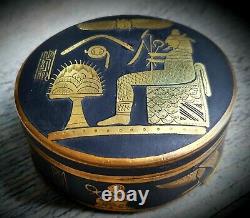 Boite en bronze niélé or à décor egyptien. Début XXe