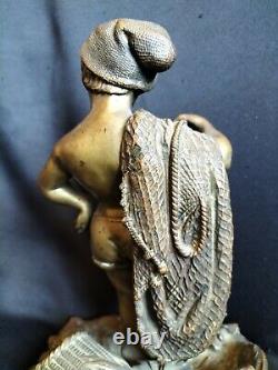 Bronze patiné de pendule figurant un pêcheur napolitain avec ses prises / XIXe