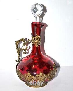Carafe Aiguière Napoléon III en cristal rouge monture rocaille bronze doré 19e s