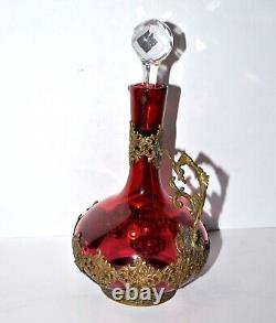 Carafe Aiguière Napoléon III en cristal rouge monture rocaille bronze doré 19e s