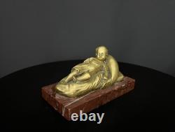 Charmant bronze doré représentant un enfant endormi sur un coussin
