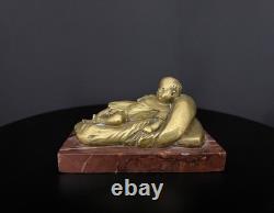 Charmant bronze doré représentant un enfant endormi sur un coussin