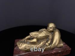 Charmant bronze doré représentant un enfant endormi sur un coussin