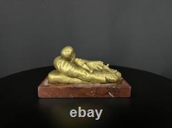 Charmant bronze doré représentant un enfant endormi sur un coussin