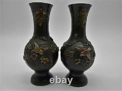 Chine / Japon Paire De Vase Oiseaux & Lotus En Bronze Periode A Identifier