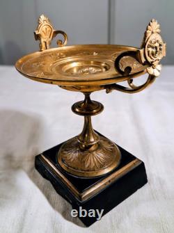 Coupe Circulaire En Bronze Dore A Decor De Mascarons Sur Un Socle En Marbre