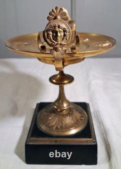 Coupe Circulaire En Bronze Dore A Decor De Mascarons Sur Un Socle En Marbre