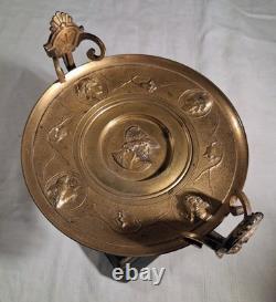 Coupe Circulaire En Bronze Dore A Decor De Mascarons Sur Un Socle En Marbre