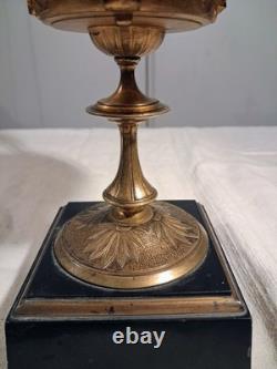 Coupe Circulaire En Bronze Dore A Decor De Mascarons Sur Un Socle En Marbre