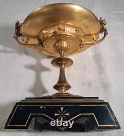 Coupe Circulaire En Bronze Dore A Decor De Mascarons Sur Un Socle En Marbre