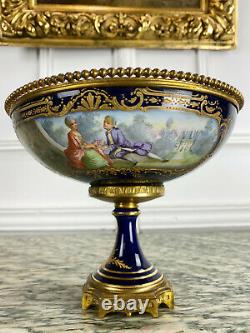 Coupe D'epoque Napoleon III En Porcelaine De Sèvres Montée Sur Bronze Dore XIX