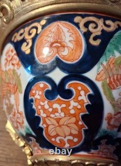 Coupe Sur Pied En Porcelaine Japonaise Et Bronze Dore De Style Rocaille Nap. III