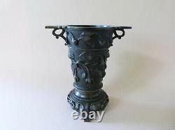 Coupe vase en bronze patine médaille XIXe style Barbedienne décor fleurs fuchsia