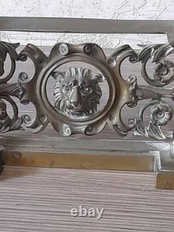 Devant de cheminée époque 19é en bronze a décor de mufles de lion